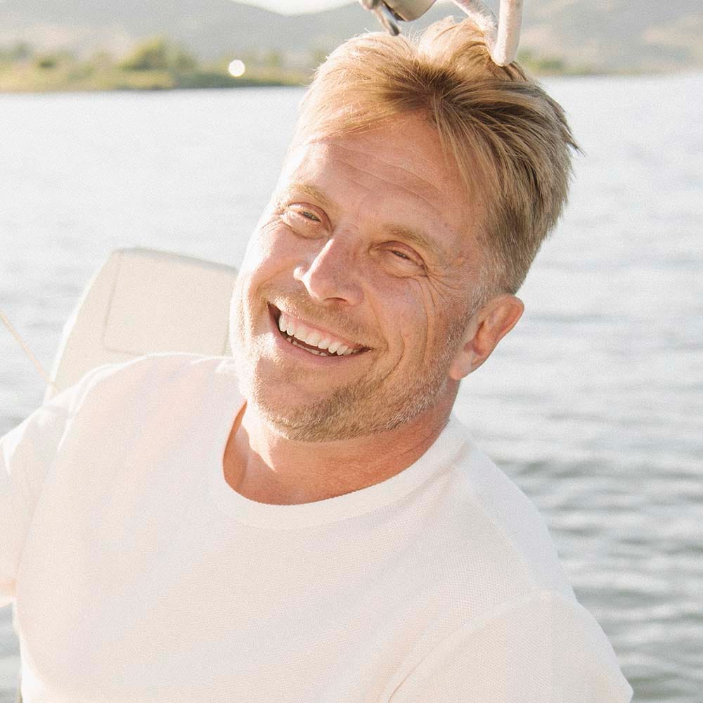 portrait-of-a-blond-man-on-a-sail-boat-X4N3ZW9.jpg